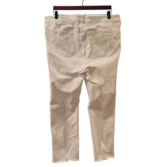 Torrid Cropped Boyfriend Distressed White Straight Jeans Vintage Stretch Size 18 - Picture 4 of 8